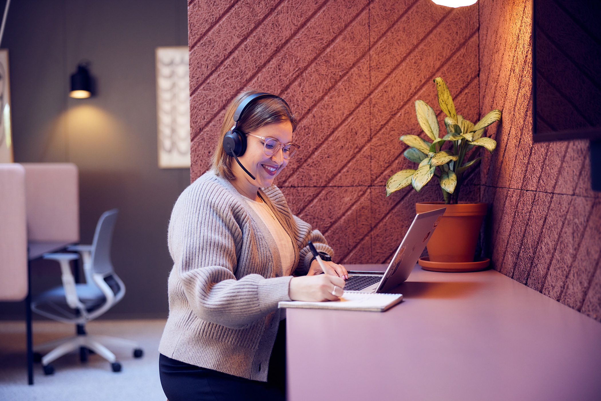 Bild på en person med laptop och hörlurar under en intervju i Sverige