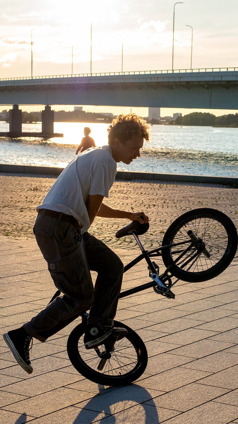En dekorativ bild av en person på sin fritid som gör ett trick med en cykel.