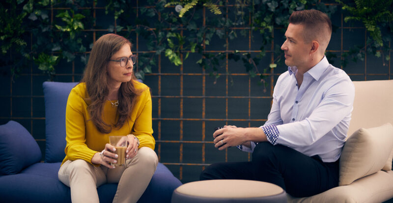 Dekorativ bild av en jobbintervju där två personer pratar och dricker kaffe.