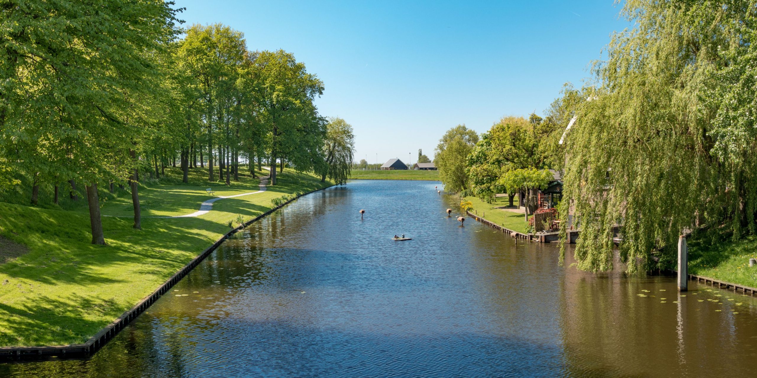 Bild av naturligt landskap i Motala, Sverige.