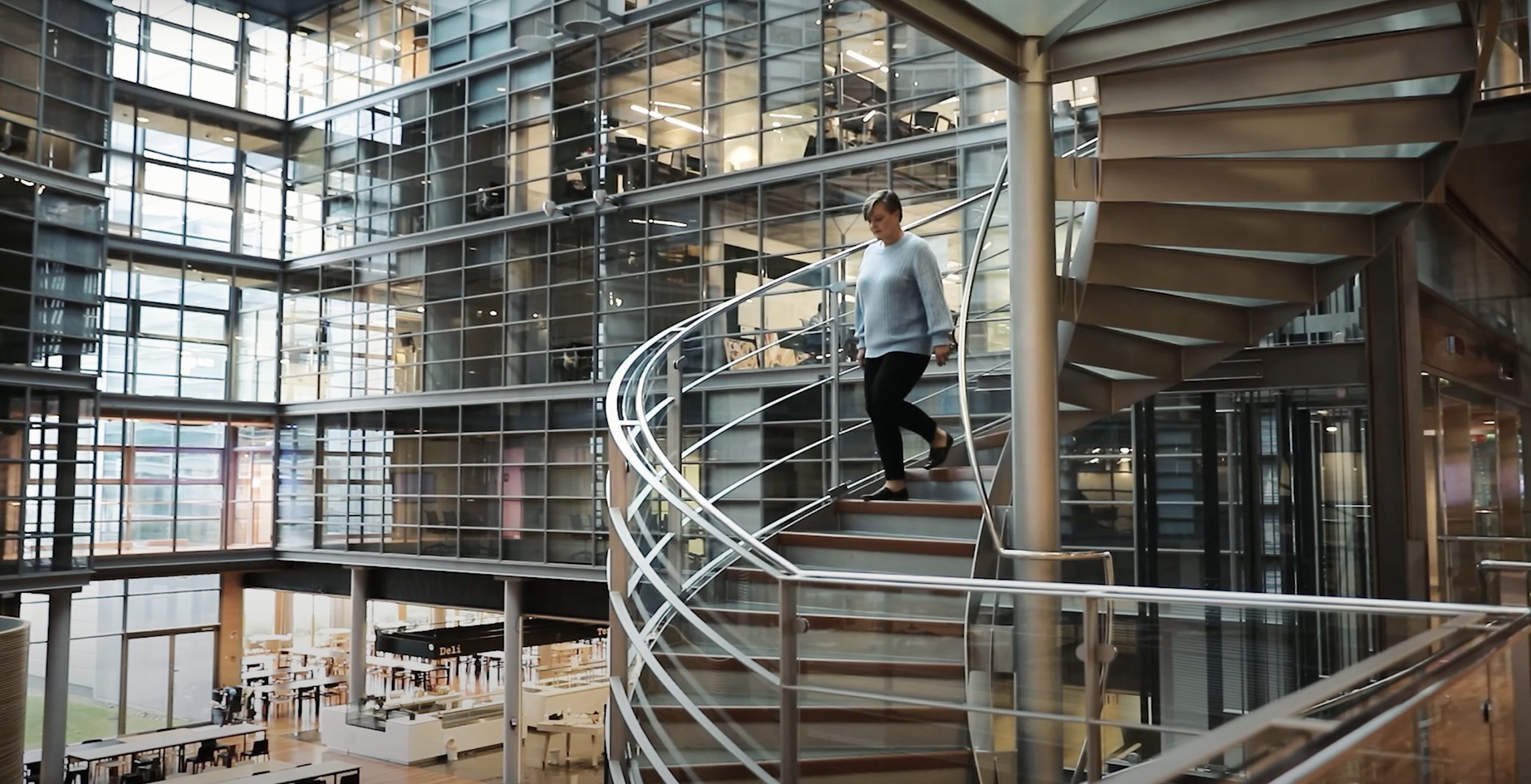 Bild på en person som går nerför trappan på TietoEVRYs kontor.