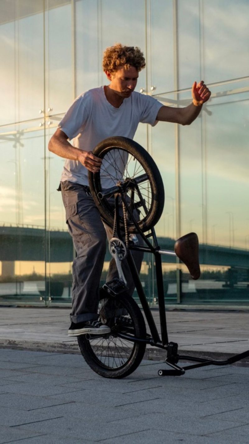 Dekorativ bild av en ung man som gör tricks med en cykel.