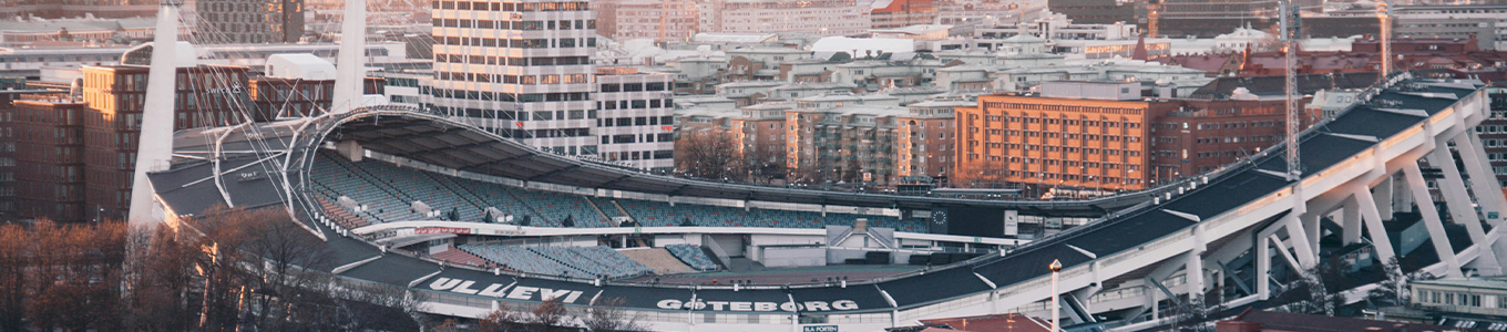Flygbild över Göteborg med fotbollsstadion i mitten.