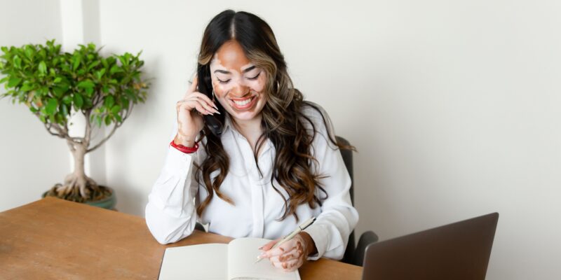 Dekorativ bild av en kundservicemedarbetare som pratar i telefon framför sitt skrivbord