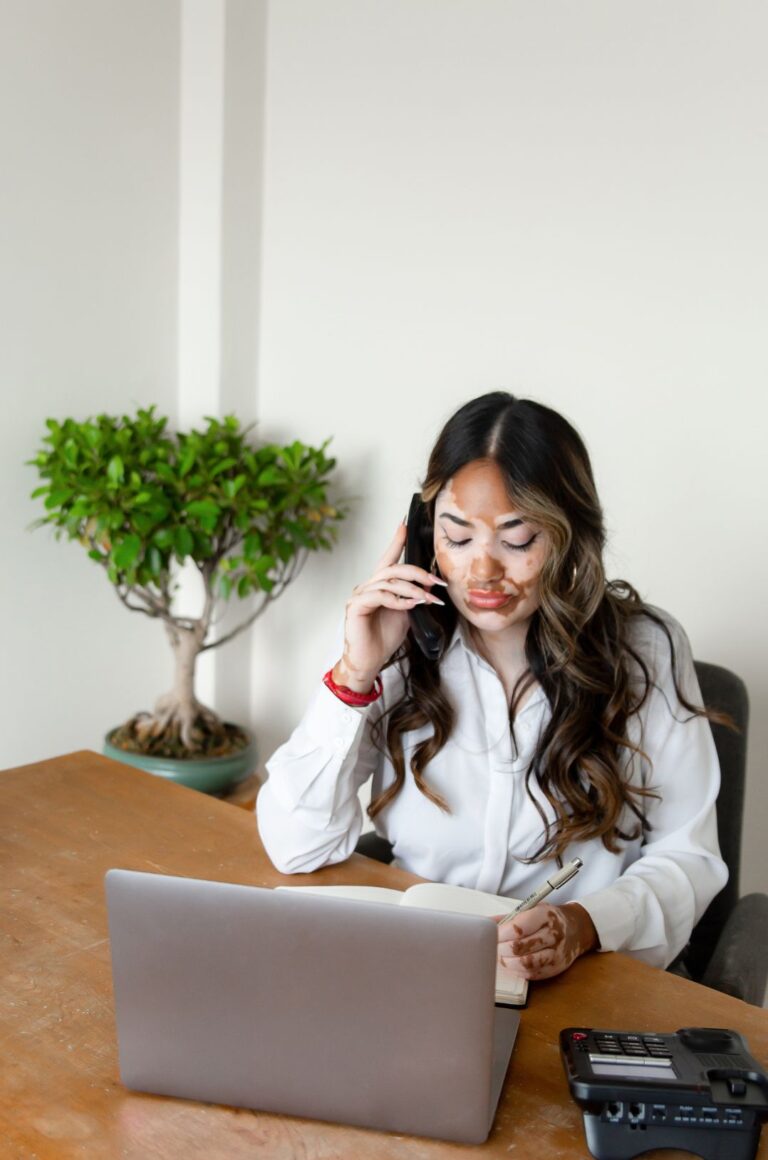 Dekorativ bild av en kundservicemedarbetare som pratar i telefon framför sitt skrivbord