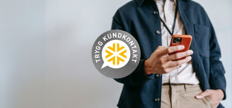 Dekorativ bild som föreställer en person med en mobiltelefon i handen och framför synd Kontaktas "trygg kundkontakt" emblem.