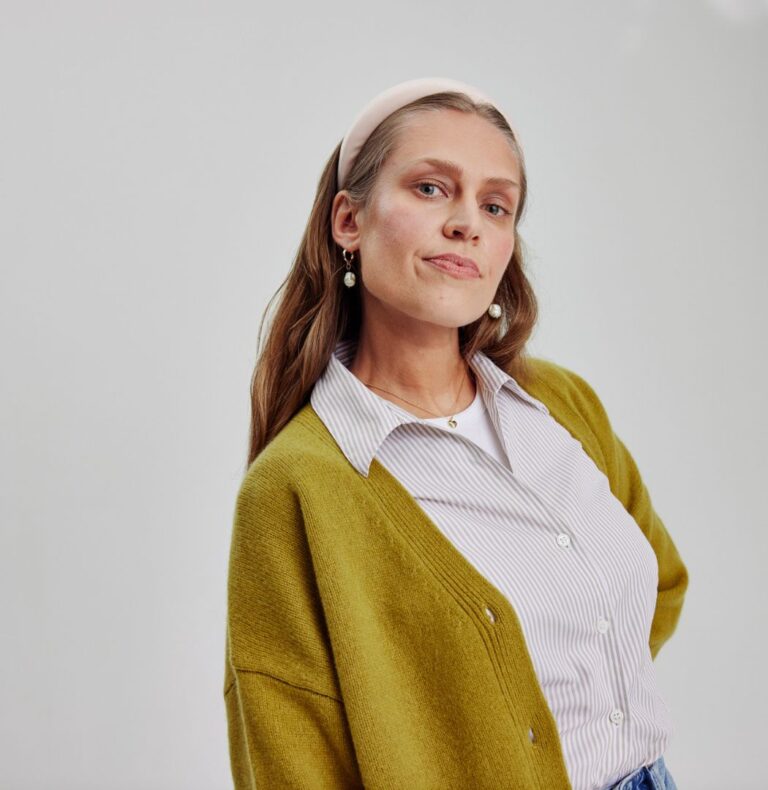 Dekorativ bild som föreställer. en kvinna i skjorta och gul tröja