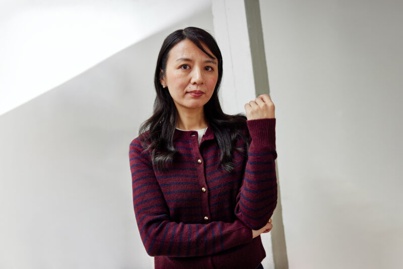 Dekorativ bild som föreställer en kvinna i vinröd tröja