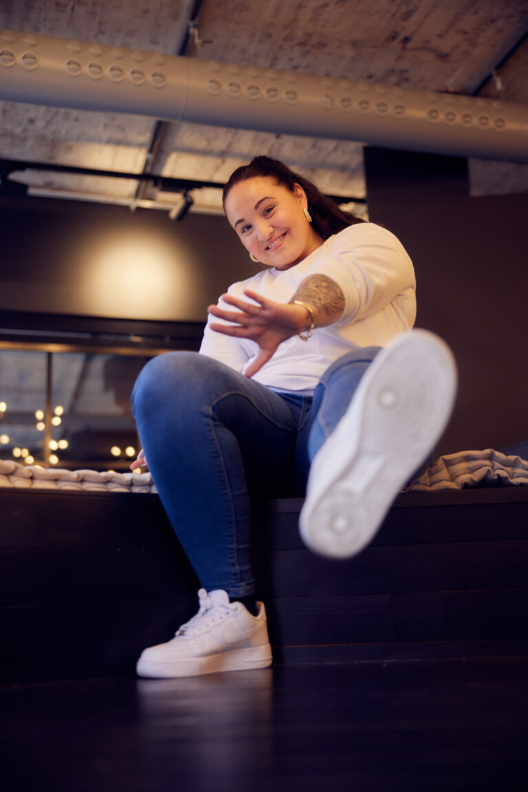 Dekorativ bild som öreställer *en kvinna som tagit rast på arbetsplatsen