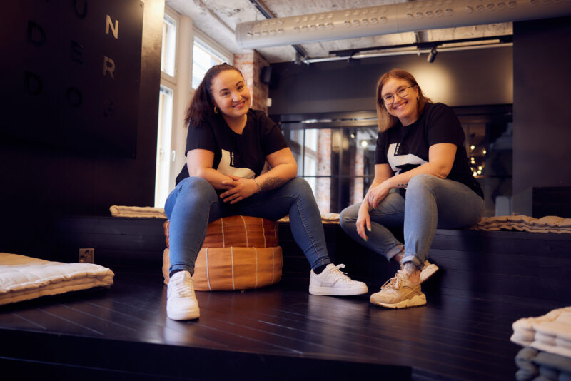 Dekorativ bild som öreställer två kollegor som tagit rast på arbetsplatsen